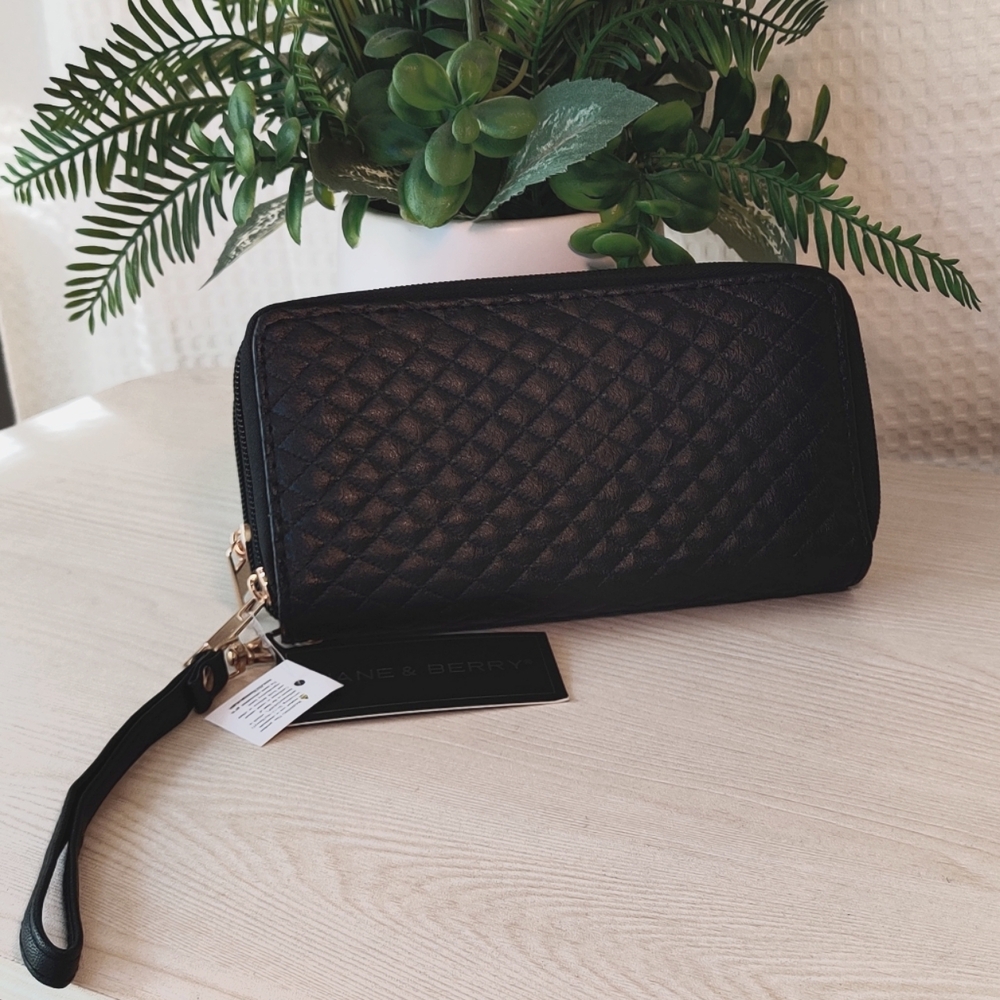 Jane & Berry Woman's Black Wristlet Wallet